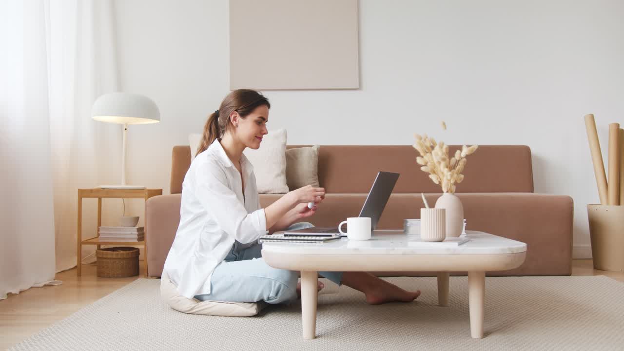 Auckland home buyer working on her laptop in her living room after arranging her home loan with The Mortgage Advisers, NZ Mortgage Awards Excellence Awardee three years running