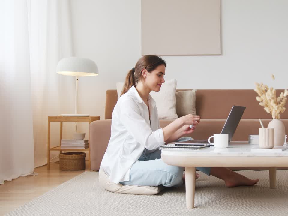 Auckland home buyer at her laptop working out how much she can borrow with The Mortgage Advisers borrowing power calculator